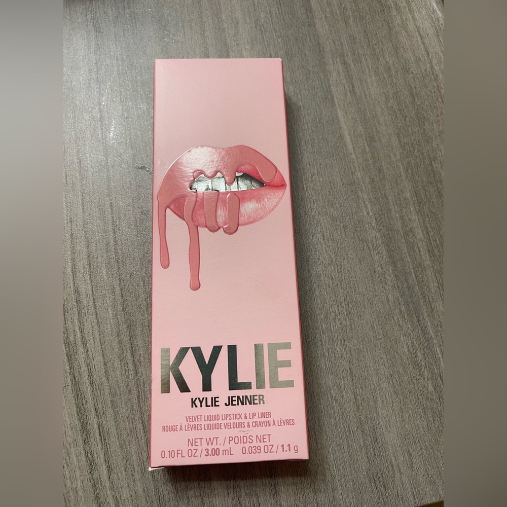 Kylie Jenner lip kit. Color charm.